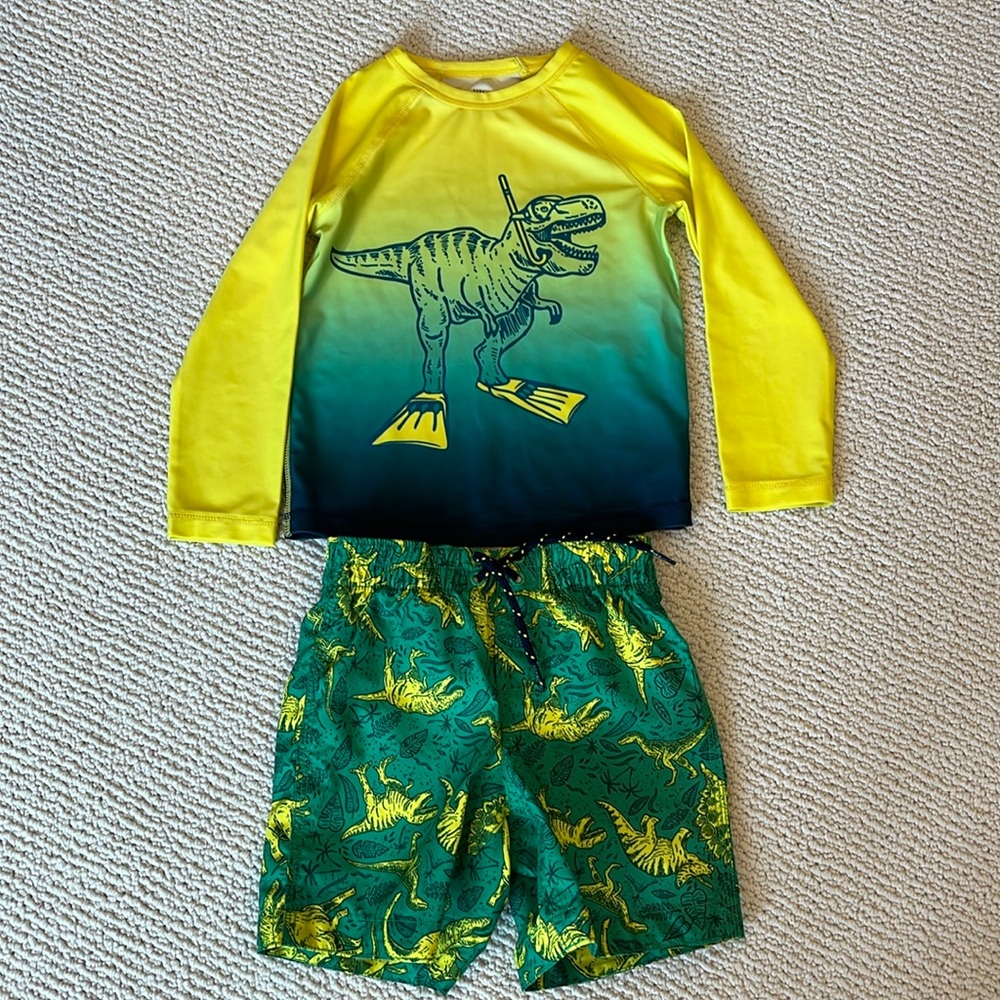 Gap Kids Matching 🦖 swim rash guard and trunks Sz 4T